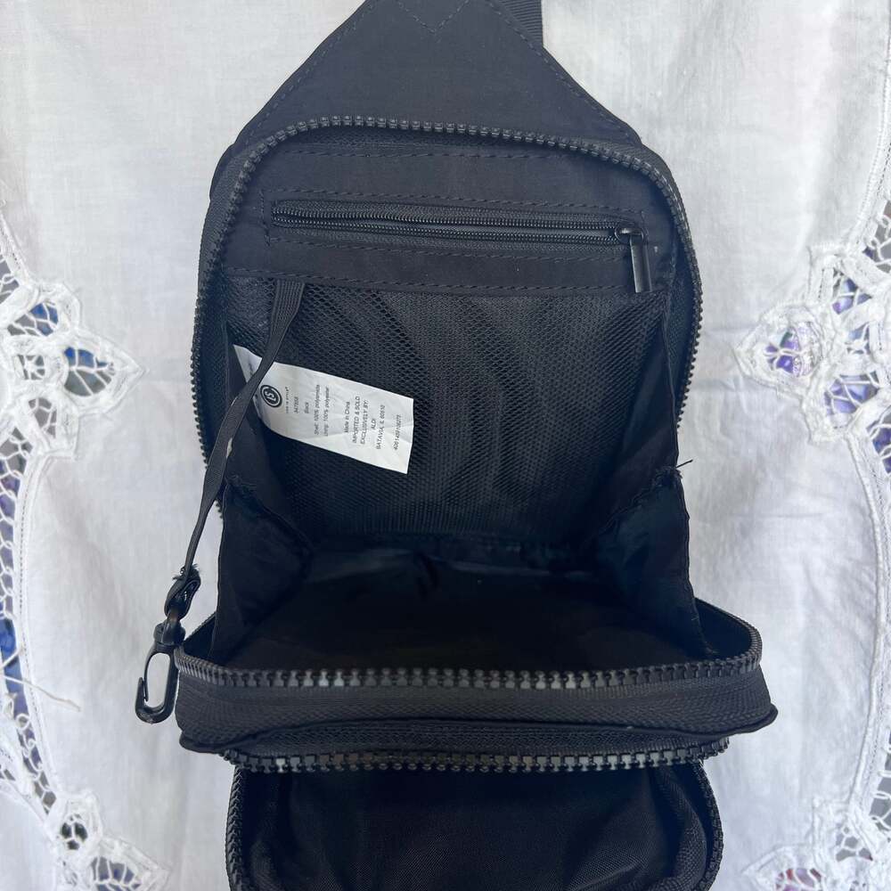 Live In Style Crossbody Bag - Picture 4 of 10
